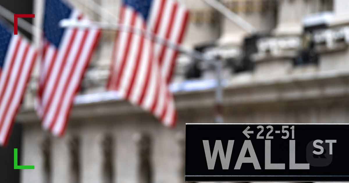 Three American flags and na address. ECN Broker - 1:500 Leverage on Cryptos & Forex | OspreyFx